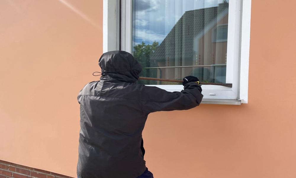 Einbruch Fenster, selbst am Tage class=